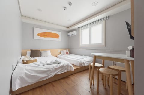 Bed, TV and multimedia, Photo of the whole room, Bedroom, towels, air conditioner