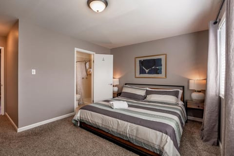 Bed, Photo of the whole room, Decorative detail, Bedroom, wardrobe