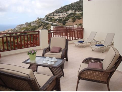 First floor 2 bedroom apartment, large balcony, amazing sea views, communal pool Apartment in Peyia