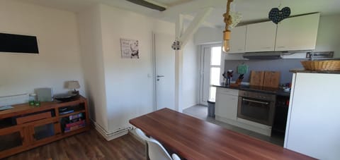 TV and multimedia, Kitchen or kitchenette, Dining area, stove