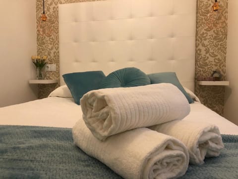 Bedroom, towels