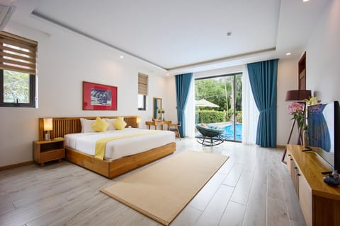 Shower, Bed, TV and multimedia, Photo of the whole room, Bedroom, Pool view, Swimming pool, Breakfast, concierge, internet, minibar, room service, sunbed, air conditioner