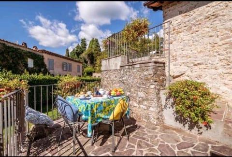 Property building, Patio, Day, Balcony/Terrace, Dining area, Garden view