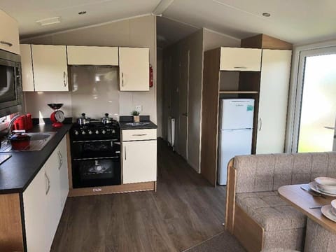 Kitchen or kitchenette, Seating area, Dining area