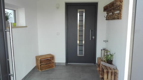 Photo of the whole room, Decorative detail