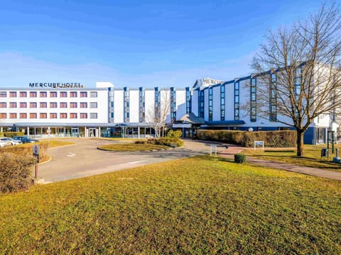 Property building, Facade/entrance, Day, Natural landscape