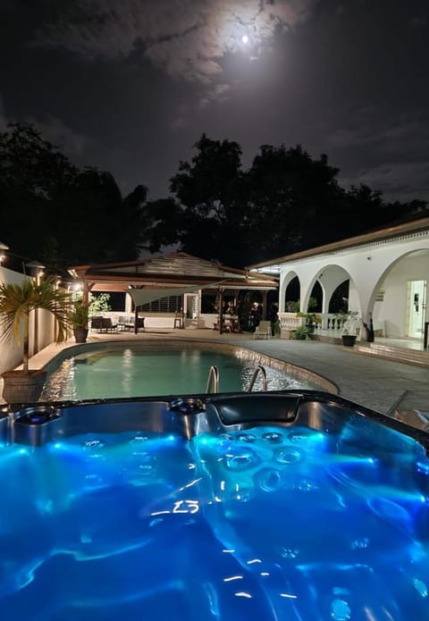 Night, Hot Tub, Spa and wellness centre/facilities, Pool view, Swimming pool