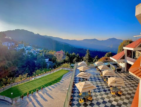 Property building, Restaurant/places to eat, Balcony/Terrace