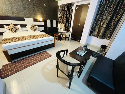 Bed, Bathroom, Living room, Photo of the whole room, Seating area, Bedroom, hair dresser, room service