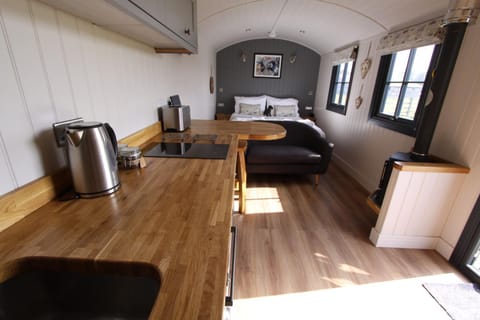 Bed, Kitchen or kitchenette, flat iron