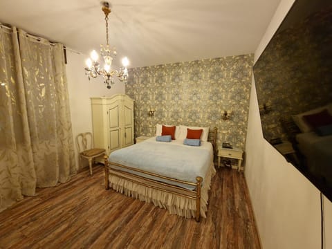 Bed, TV and multimedia, Photo of the whole room, Bedroom