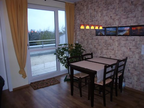 Balcony/Terrace, Living room, Seating area, Dining area