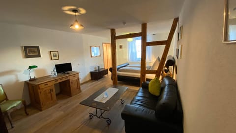 Bed, Photo of the whole room, Seating area