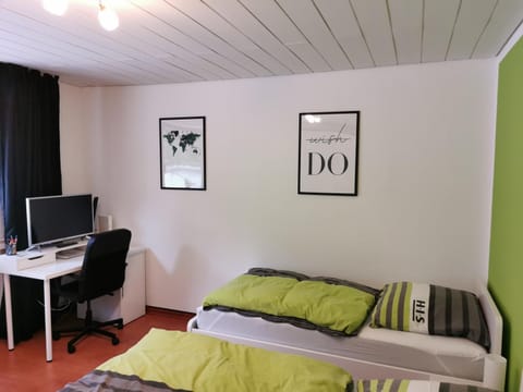 Bed, TV and multimedia, Bedroom
