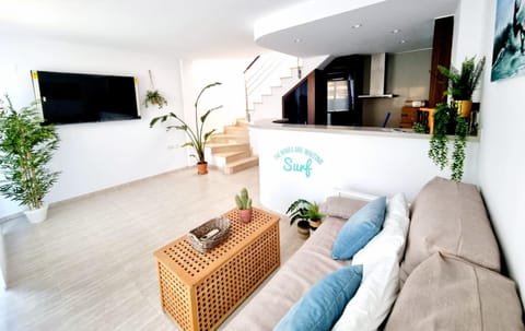 Communal lounge/ TV room, TV and multimedia, Living room, Lounge or bar, Photo of the whole room