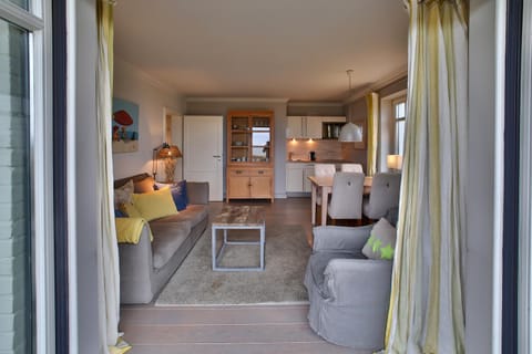 Kitchen or kitchenette, Living room, Seating area, Dining area