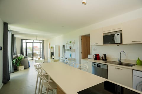 TV and multimedia, Coffee/tea facilities, Balcony/Terrace, Living room, Seating area, stove, kitchen