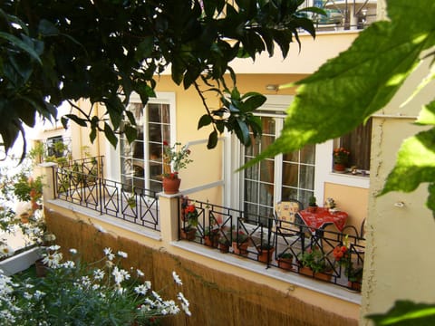 Facade/entrance, Neighbourhood, Natural landscape, Garden, Garden, Balcony/Terrace, Balcony/Terrace