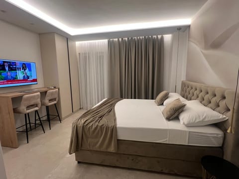 Bed, TV and multimedia, Photo of the whole room, Bedroom