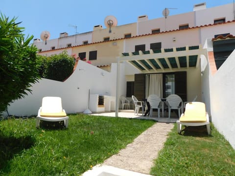 Facade/entrance, BBQ facilities, Garden