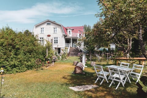 Property building, Patio, Day, Garden, Garden view
