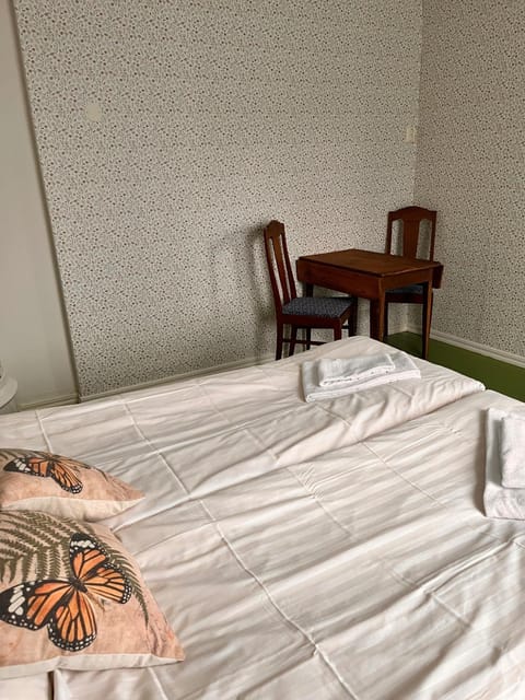 Bed, Photo of the whole room, Seating area