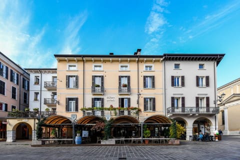 Property building, Restaurant/places to eat, Facade/entrance, Neighbourhood