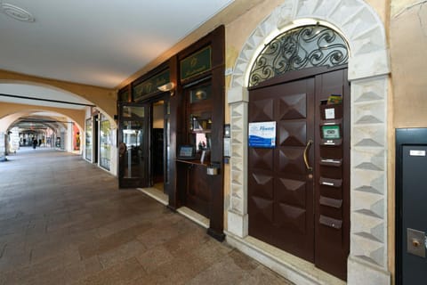 Facade/entrance, Area and facilities