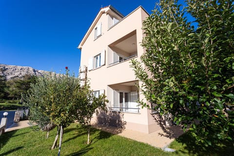 Property building, Day, Garden