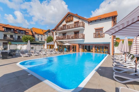 Swimming pool, Swimming pool