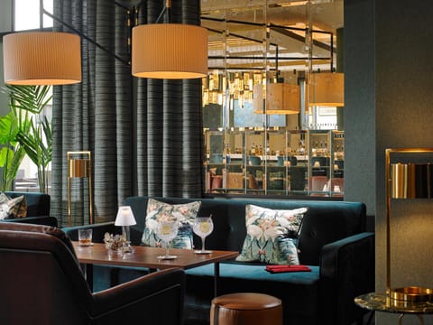 Restaurant/places to eat, Restaurant/places to eat, Lounge or bar