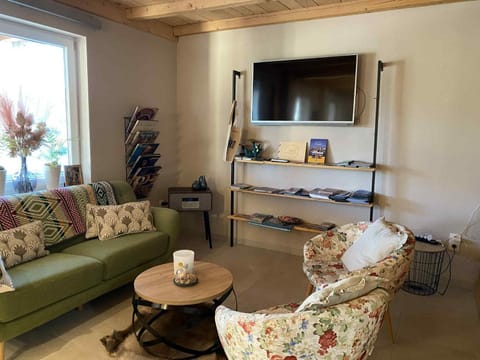 Communal lounge/ TV room, TV and multimedia, Seating area