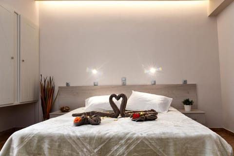 Bed, Photo of the whole room, Bedroom, Pool view