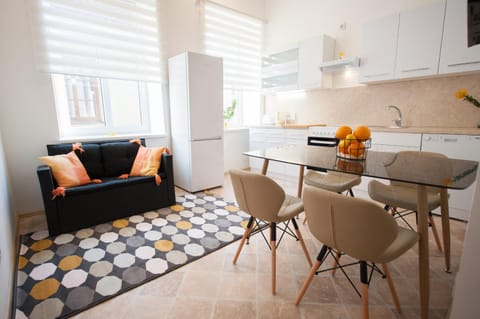Kitchen or kitchenette, Living room, Seating area, Dining area