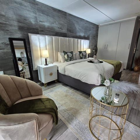 Bed, Living room, Photo of the whole room, Seating area, Bedroom