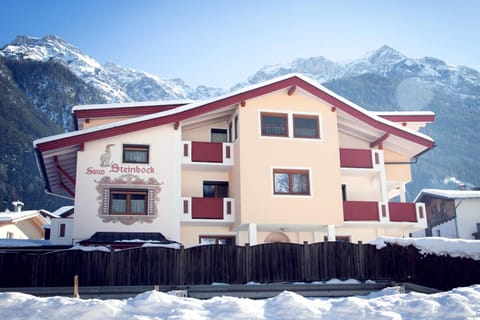 Haus Steinbock Bed and Breakfast in Neustift im Stubaital