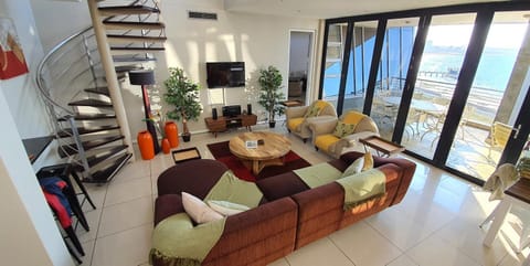 Patio, Living room