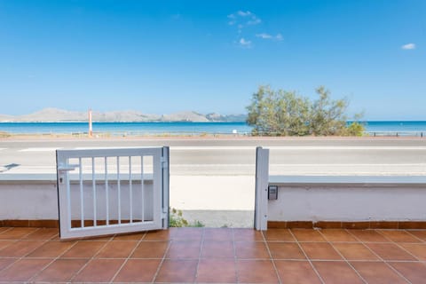 Facade/entrance, Balcony/Terrace, Beach, Sea view