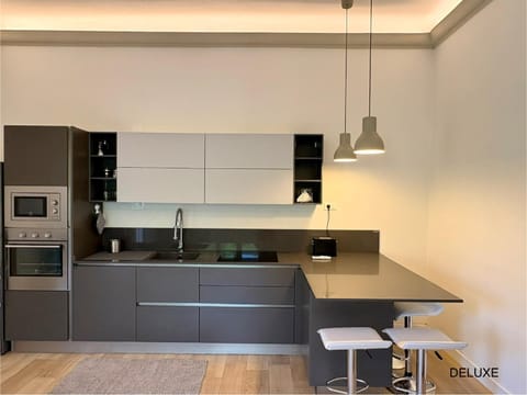 Coffee/tea facilities, Kitchen or kitchenette, Dining area, oven, stove