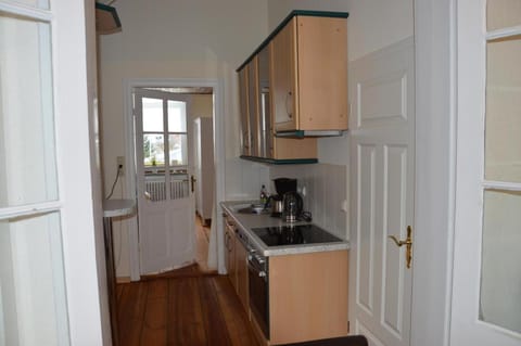Coffee/tea facilities, Kitchen or kitchenette, oven, stove