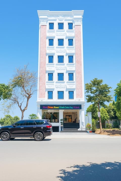 Property building, Day, Location