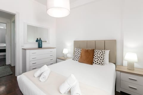 Bed, Bedroom, towels