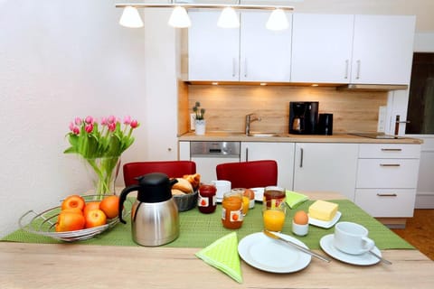 Kitchen or kitchenette, Dining area, Communal kitchen