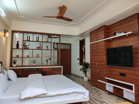 Communal lounge/ TV room, Bed, TV and multimedia, Photo of the whole room, Bedroom