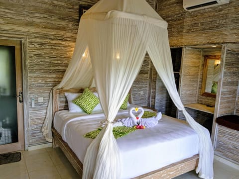 Bed, Day, Summer, Photo of the whole room, Bedroom, On site, Sunrise