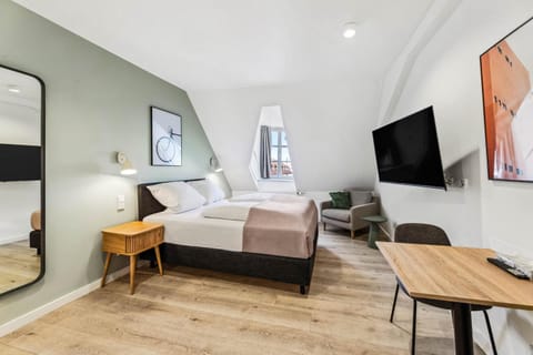 Bed, TV and multimedia, Bedroom