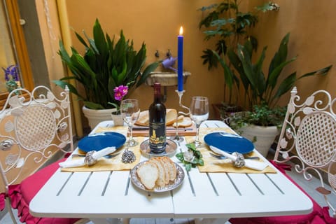 Restaurant/places to eat, Balcony/Terrace