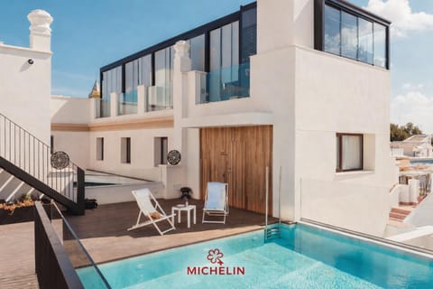 Property building, Balcony/Terrace, City view, Swimming pool