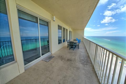 Wondrous Condo with Beach Access and Poolside Beach - Unit 2103 Apartment in Upper Grand Lagoon