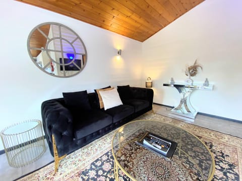 Magpie 2 Hot Tub HuntersMoon-Warminster-Longleat-Wiltshire House in Warminster